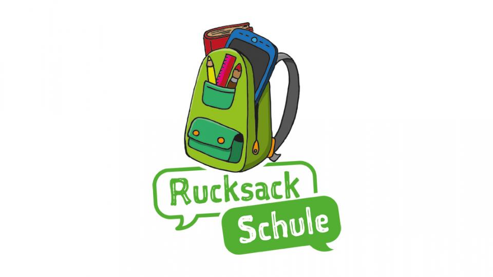 Ein Logo zu dem Projekt "Rucksack Schule". Ein gemalter Schulrucksack, darunter zwei Sprechblasen, eine mit dem Wort Rucksack, eine mit dem Wort Schule