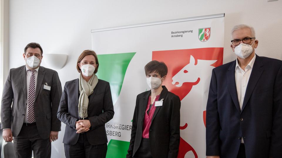 Gruppenbild mit Staatsekretär Mathias Richter und Ministerin Yvonne Gebauer vom Schulministerium NRW sowie Dezernentin Dr. Birte Güting und Regierungspräsident Hans-Josef Vogel von der BR Arnsberg