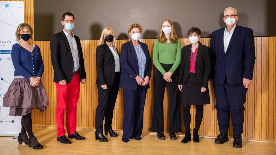 Gruppenbild mit Regierungspräsident Vogel und mit Teilnehmenden der Regionalkonferenz zur „Digitalstrategie Schule NRW“