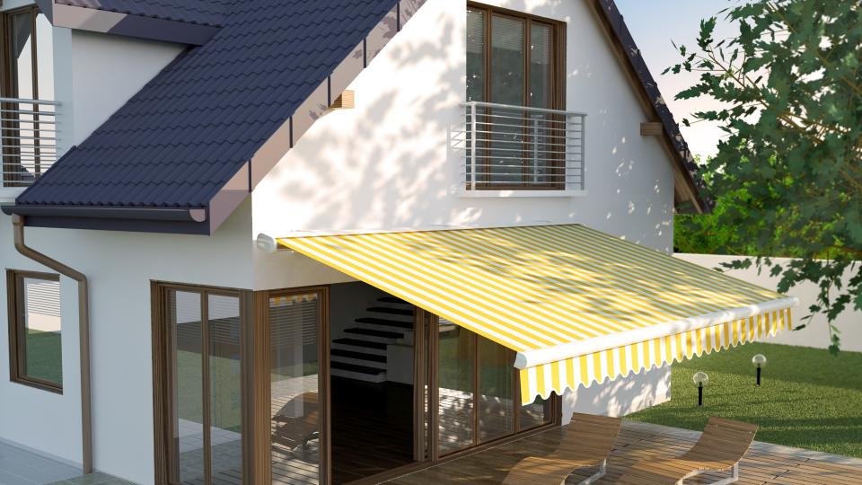 Ein Haus mit einer gelben Markise über der Terrasse im Sonnenschein