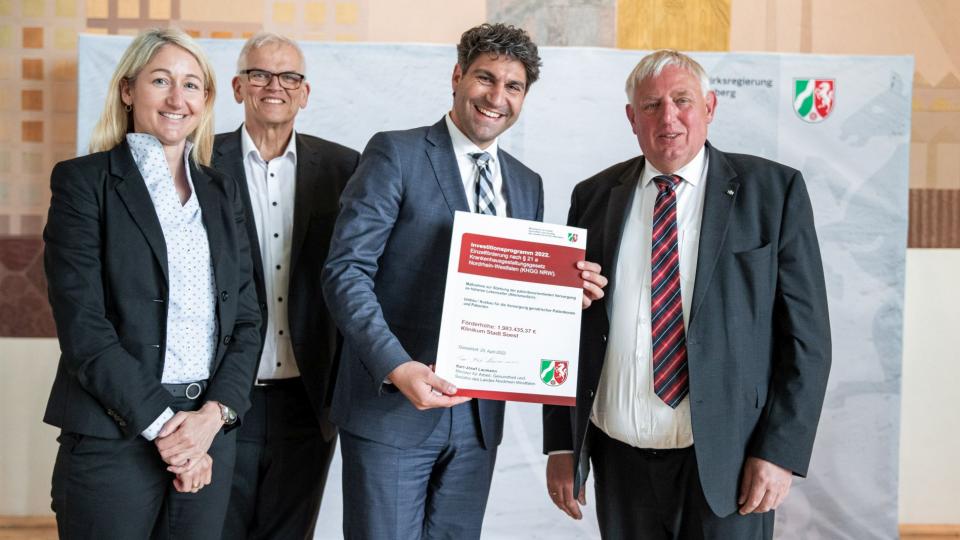Von links: Sabine Boschert Leitung kaufmännisches Controlling, Regierungspräsident Hans-Josef Vogel, Christian Schug, Geschäftsführer, Minister Karl-Josef Laumann.
