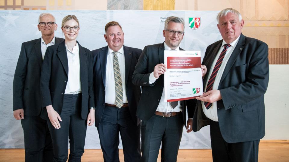 Von links: Regierungspräsident Hans-Josef Vogel, Johanna Sophie Nijhof, Projektmanagerin, Marc Pieczka, Stabsstelle Organisationsentwicklung, Stefan Aust, Hauptgeschäftsführer, Minister Karl-Josef Laumann 