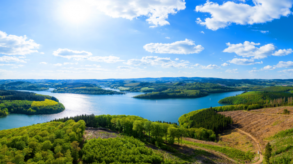 Abgebildet ist die Landschaft rund um den Biggesee. 