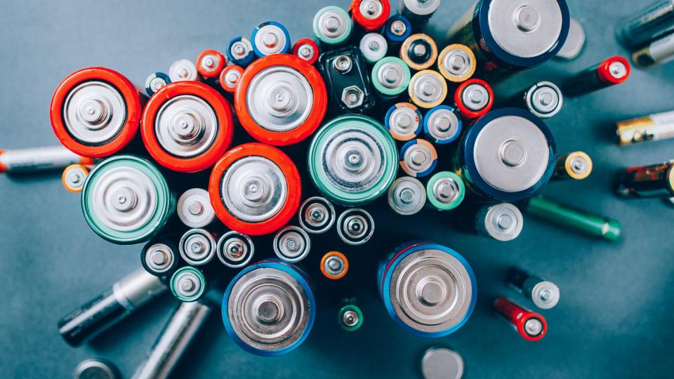Abgebildet sind mehrere unterschiedlich große Batterien.