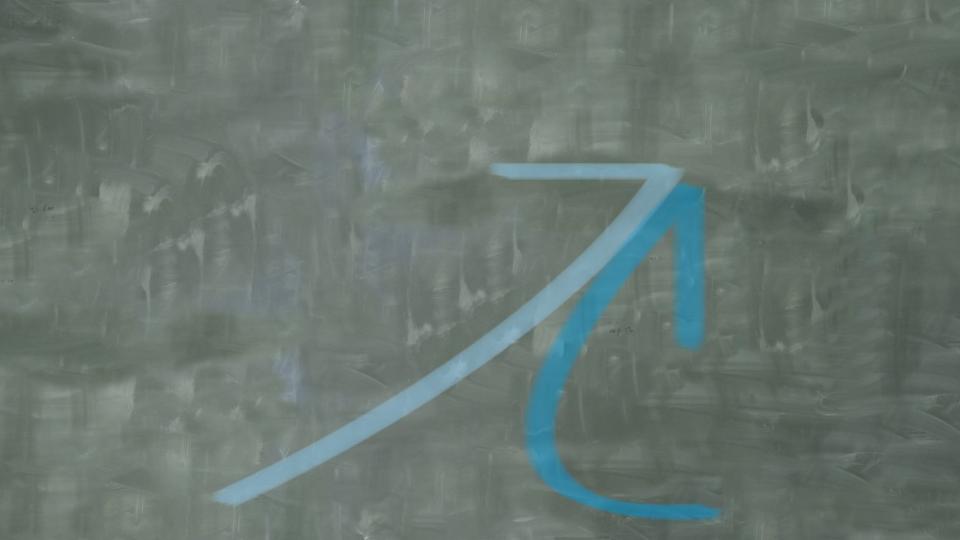 Abgebildet sind ein hellblauer und ein dunkelblauer Kreidestrich, die einen nach oben gerichteten Pfeil an einer Tafel ergeben.