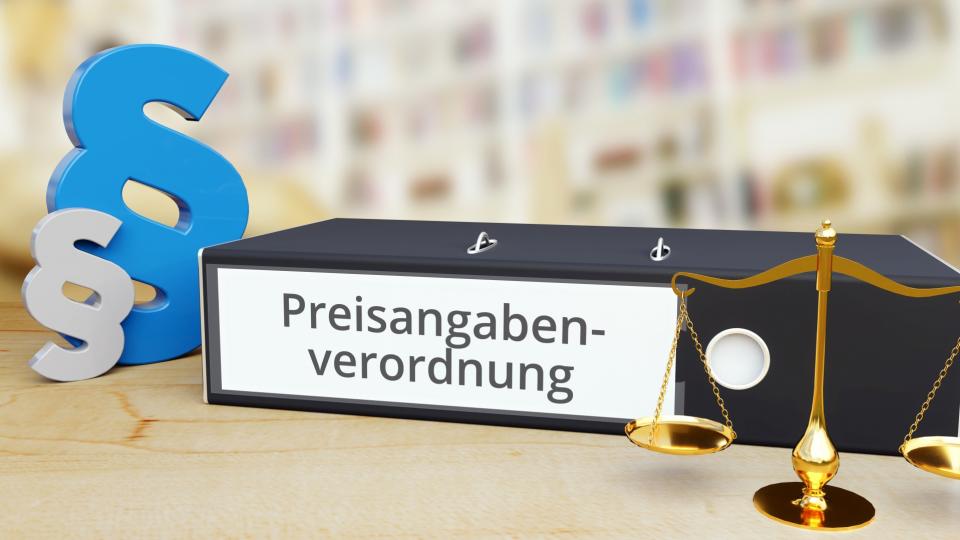 Ein Aktenordner mit der Beschriftung Preisangabenverordnung, daneben Paragraphenzeichen und eine Waage.