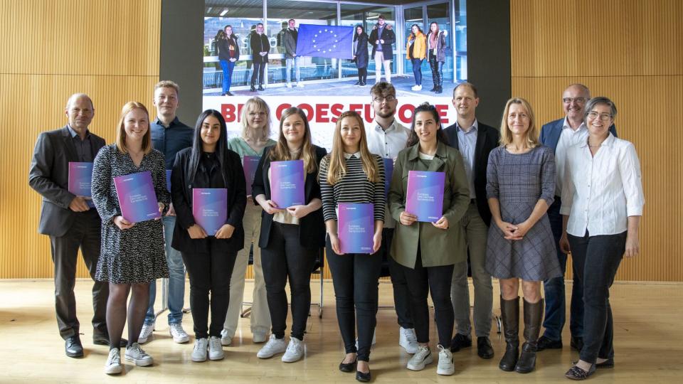 Die Auszubildenden mit ihren Europässen mit Vertreter*innen vom Berufskolleg Meschede, dem Personalbereich sowie der EU-Geschäftsstelle für Wirtschaft und Berufsbildung bei der Bezirksregierung Arnsberg