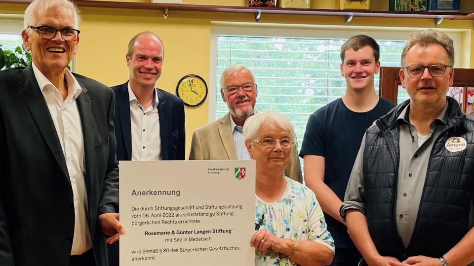 Regierungspräsident Hans-Josef Vogel überreicht die Gründungsurkunde für die neue „Rosemarie & Günter Langen Stiftung“ an Klaus Langen, Sohn des Stifter*innenpaares.