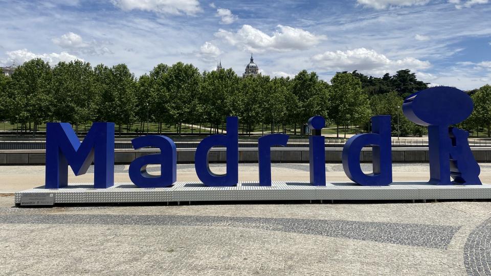 Das Bild zeigt ein großes Madrid-Schild am Fluss Rio.