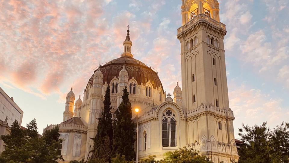 Das Bild zeigt die Kirche St. Michael und St. Benedikt in Madrid bei Sonnenuntergang.