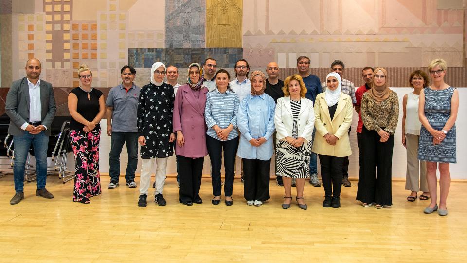 Verter*innen aus dem Ministerium für Schule und Bildung NRW und der Bezirksregierung Arnsberg mit den neuen internationalen Lehrkräften.