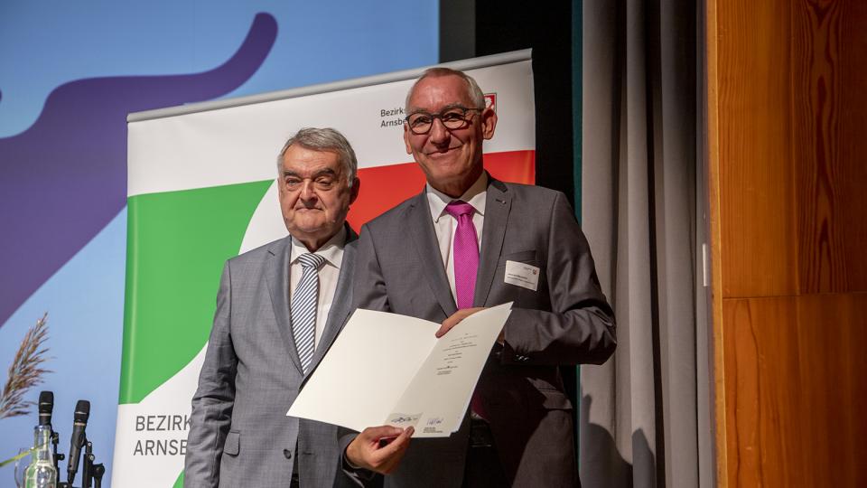 NRW Innenminister Herbert Reul und der designierte Regierungspräsident Heinrich Böckelühr