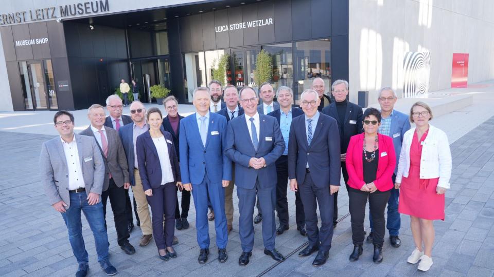 Regierungspräsident Heinrich Böckelühr, Arnsberg (3. Von rechts) und Regierungspräsident Dr. Christoph Ullrich, (4. Von rechts) mit Vertreterinnen und Vertretern der Bezirksregierungen Arnsberg und Gießen beim Besuch der Leica-Welt in Wetzlar.
