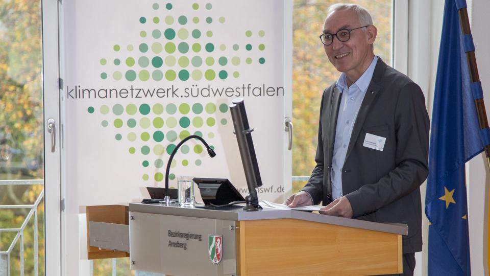 Regierungspräsident Heinrich Böckelühr begrüßt die Teilnehmerinnen und Teilnehmer des Klimadialogs