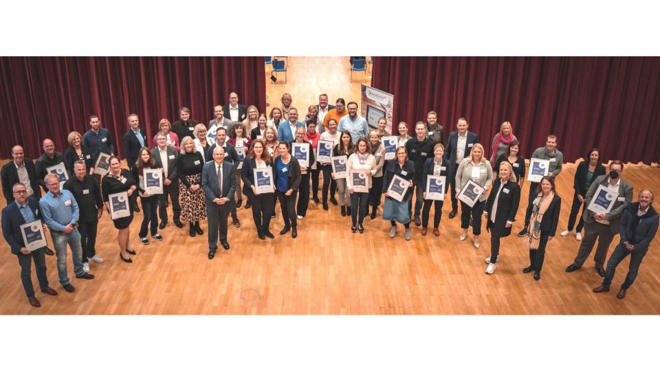 Gruppenbild der Vertrendenden der zertifizierten Organisationen