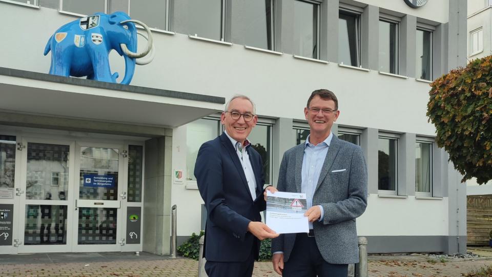 Regierungspräsident Böckelühr übergibt in Balve den Förderbescheid an Bürgermeister Mühling