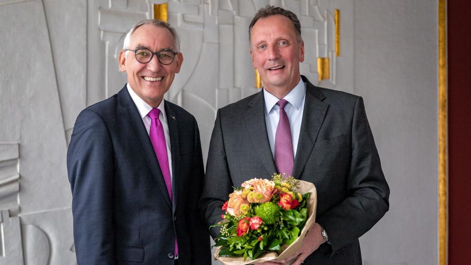 Regierungspräsident Heinrich Böckelühr (links), Thomas Sommer, neuer Leiter der Abteilung Regionale Entwicklung, Kommunalaufsicht, Wirtschaft (rechts)