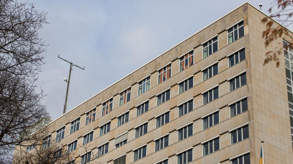 Abgebildet ist das Hauptgebäude der Bezirksregierung Arnsberg. An den Fenstern des obersten Stockwerks steht in orangener Schrift geschrieben: "SAY NO" (zu Deutsch: "SAG NEIN").