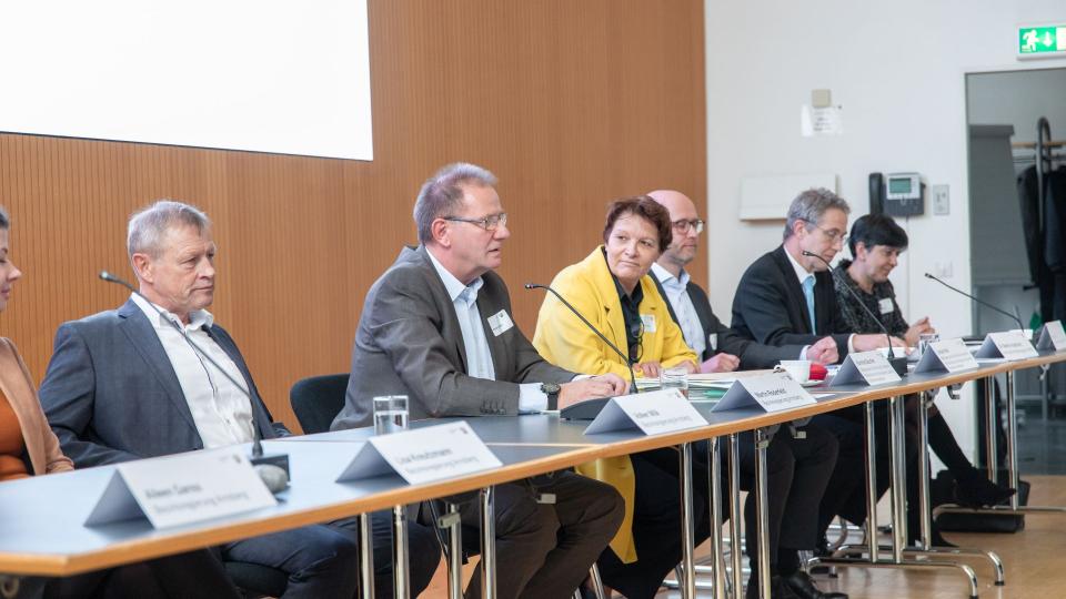 Abgebildet sind Expertinnen und Experten auf dem Podium.