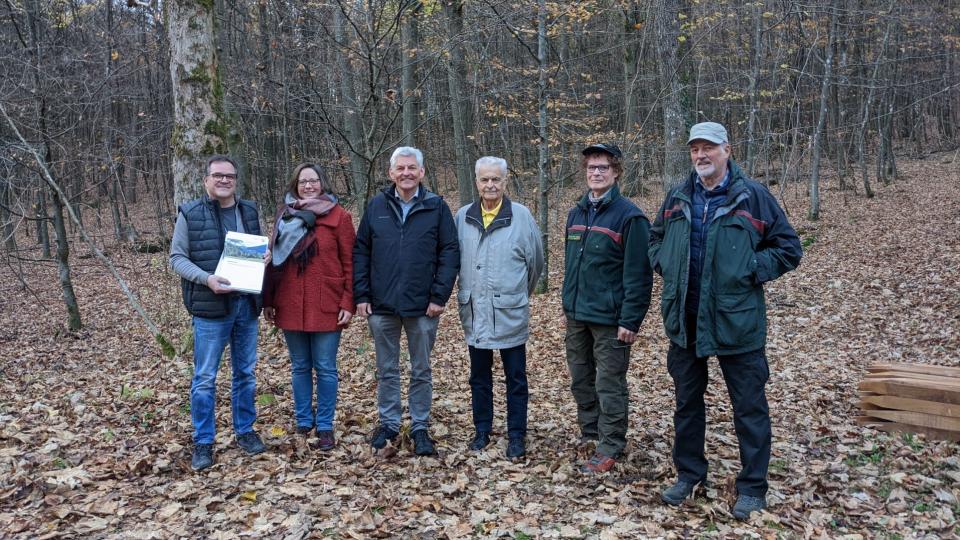 (v.l.n.r.): Vorsitzender der Teilnehmergemeinschaft Martin Werner, Louisa Wyneken, Projektleiter Rainer Müller-Späth (beide Bezirksregierung), Hans-Rüdiger Schmidt (Teilnehmergemeinschaft), Revierförster Martin Sorg, Ulrich Gießelmann (Teilnehmergemeinschaft) 