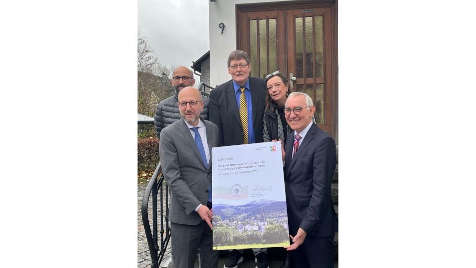 Regierungspräsident Heinrich Böckelühr (v.r.) und Friedrich Hellmann (h.m.) von der BR Arnsberg überreichen die Urkunde an Bürgermeister Ulrich Berghof (v.l.), Helmut Ackva (Stadtplanung, h.l.) und Regine Rottwinkel (erste Vorsitzende Drolshagen Marketing, h.r.)