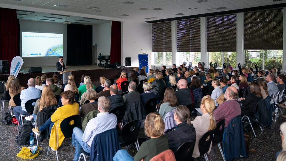 Abgebildet sind mehrere Personen bei der Informations- und Netzwerkveranstaltung EFFORT-A.