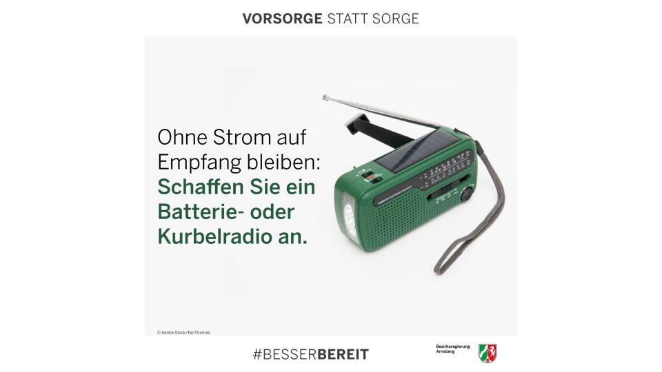 Abgebildet sind ein grünes Kurbelradio und der Text "Ohne Strom auf Empfang bleiben: Schaffen Sie ein Batterie- oder Kurbelradio an."
