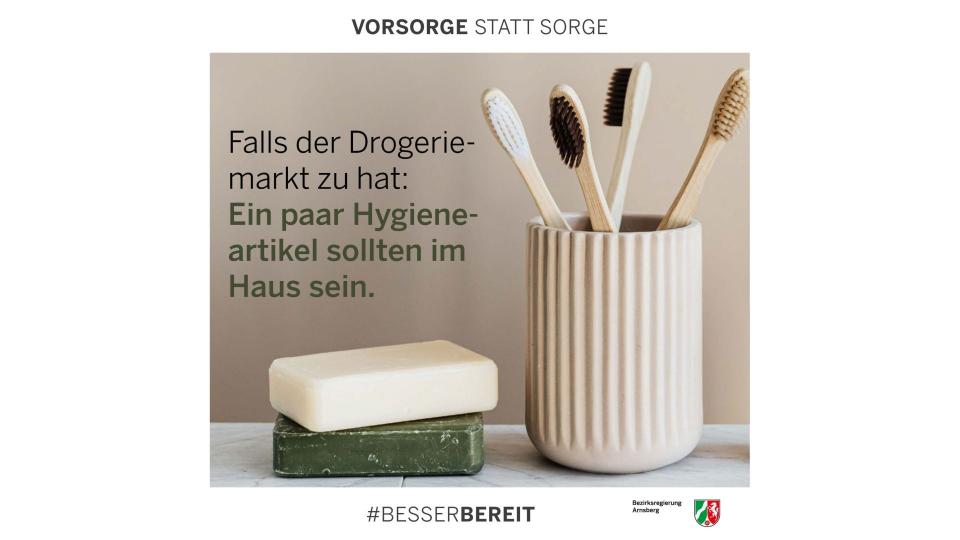 Abgebildet sind mehrere Zahnbürsten in einer Tasse und zwei Stücke Seife sowie der Text "Falls der Drogeriemarkt zu hat: Ein paar Hygieneartikel sollten im Haus sein."