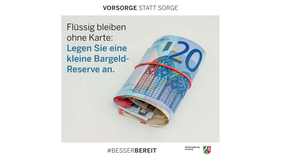 Abgebildet sind ein Geldbündel aus mehreren Euro-Scheinen und der Text "Flüssig bleiben ohne Karte: Legen Sie eine kleine Bargeld-Reserve an."