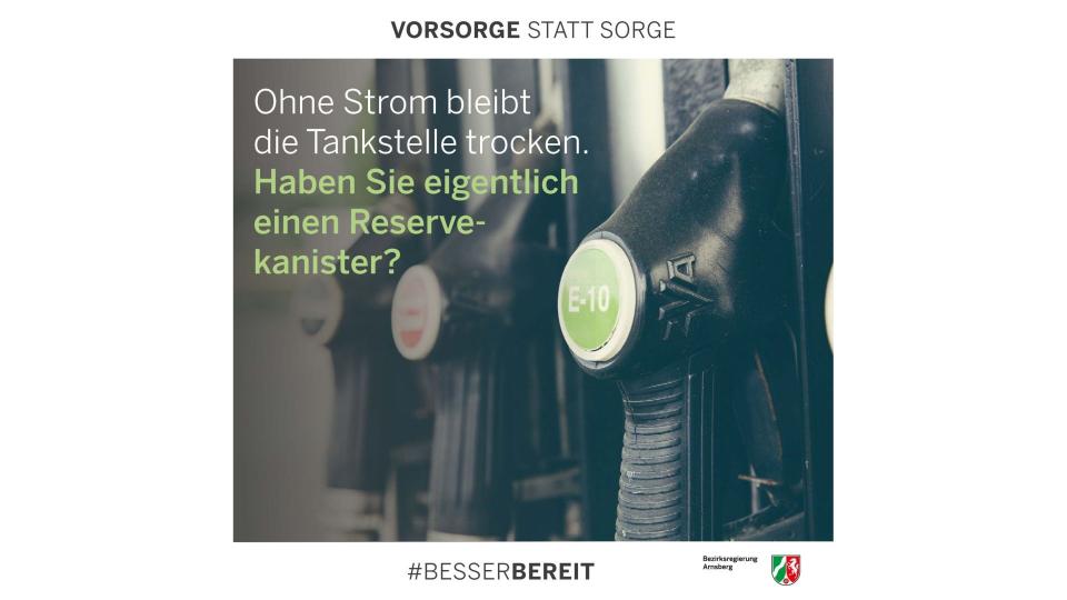 Abgebildet sind eine Zapfsäule und der Text "Ohne Strom bleibt die Tankstelle trocken. Haben Sie eigentlich einen Reservekanister?"