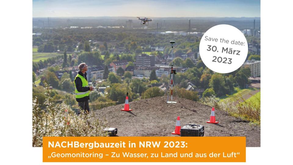 Abgebildet ist eine Mann, der eine Drohne über einen Hang fliegen lässt. Im unteren Bereich steht: "NACHBergbauzeit in NRW 2023: 'Geomonitoring - Zu Wasser, zu Land und aus der Luft'". Im Hintergrund ist eine Kleinstadt zu erkennen. 