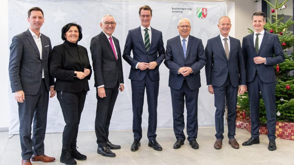 v.l.n.r.: Landrat Andreas Müller (SI), Landrätin Eva Irrgang (SO), Regierungspräsident Heinrich Böckelühr, Ministerpräsident Hendrik Wüst, Landrat Dr. Karl Schneider (HSK), Landrat Theo Melcher (OE), Staatssekretär Dr. Bernd Schulte (Staatskanzlei)