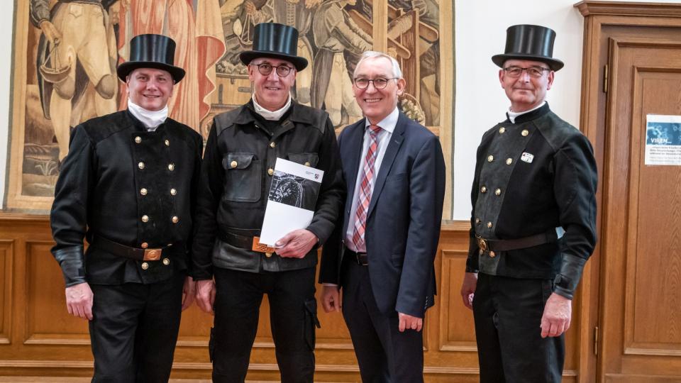 (v.l.n.r.) Stellv. Obermeister Andreas Quentmeier, Bezirksschornsteinfeger Holger Felsch, Regierungspräsident Heinrich Böckelühr und Obermeister Bernhard Mertens