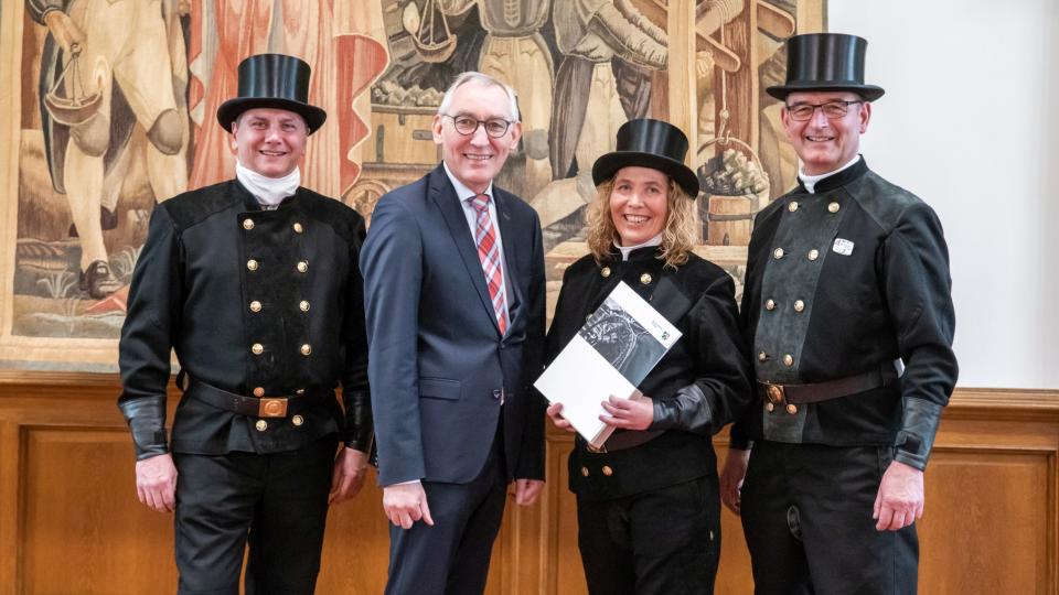 (v.l.n.r.) Stellv. Obermeister Andreas Quentmeier, Regierungspräsident Heinrich Böckelühr, Bezirksschornsteinfegerin Tanja Bothur und Obermeister Bernhard Mertens