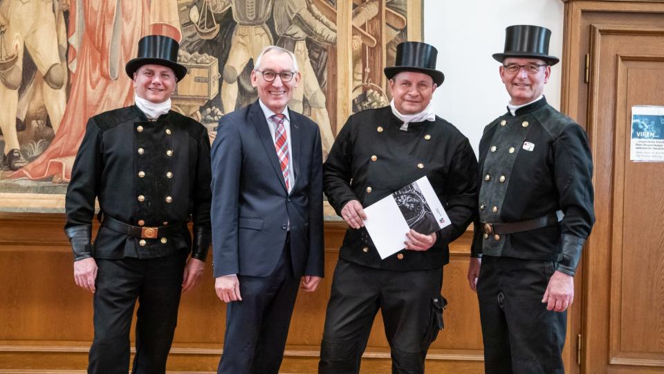 (v.l.n.r.) Stellv. Obermeister Andreas Quentmeier, Regierungspräsident Heinrich Böckelühr, Bezirksschornsteinfeger Michael Urner und Obermeister Bernhard Mertens