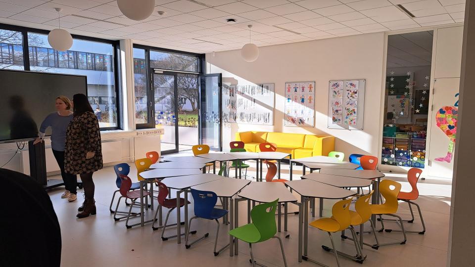 Abgebildet ist ein Klassenraum einer Grundschule. 