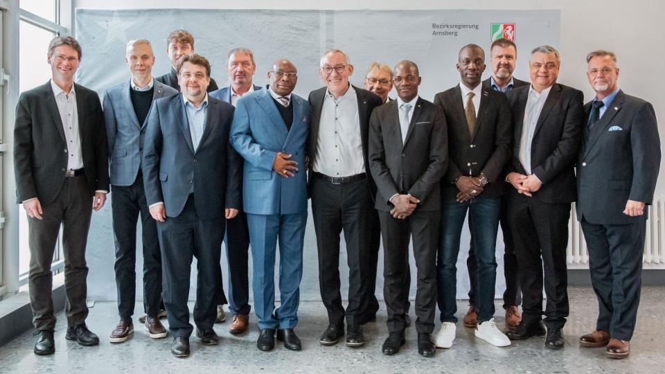 Dennis Radtke MdEP, 4. von links, Botschafter Aboubacar Sidy Konaté, 6. von links, Regierungspräsident Heinrich Böckelühr