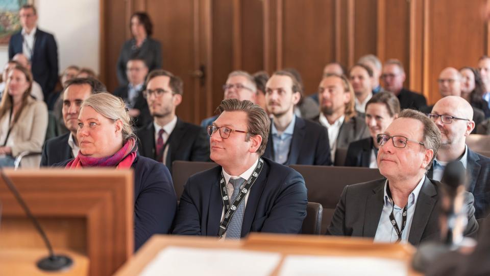 Blick vom Rednerpult in den Saal