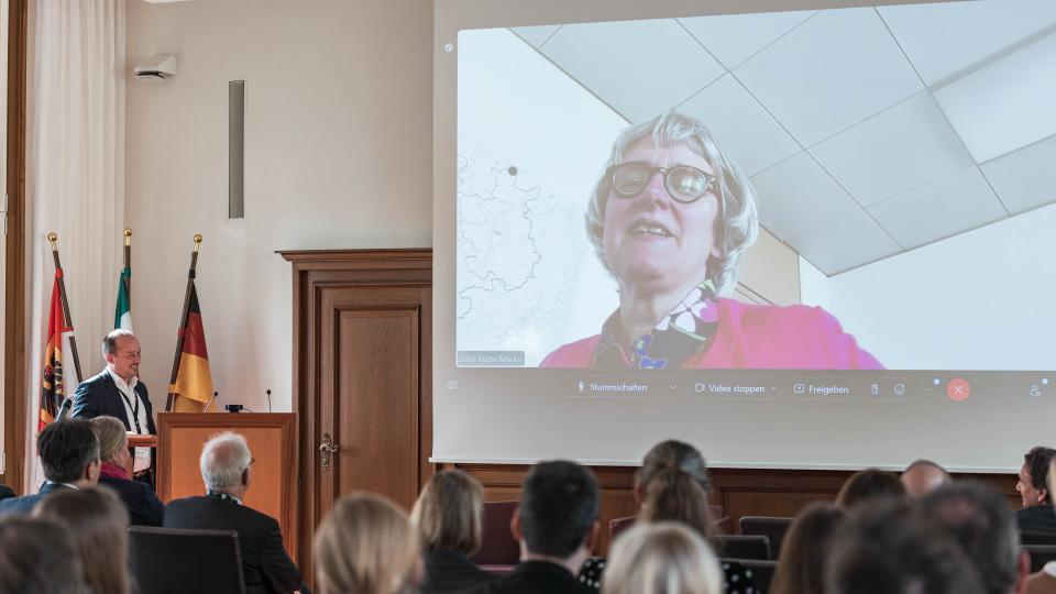 Frau Staatssekretärin ist per Videokonferenz zu sehen. 