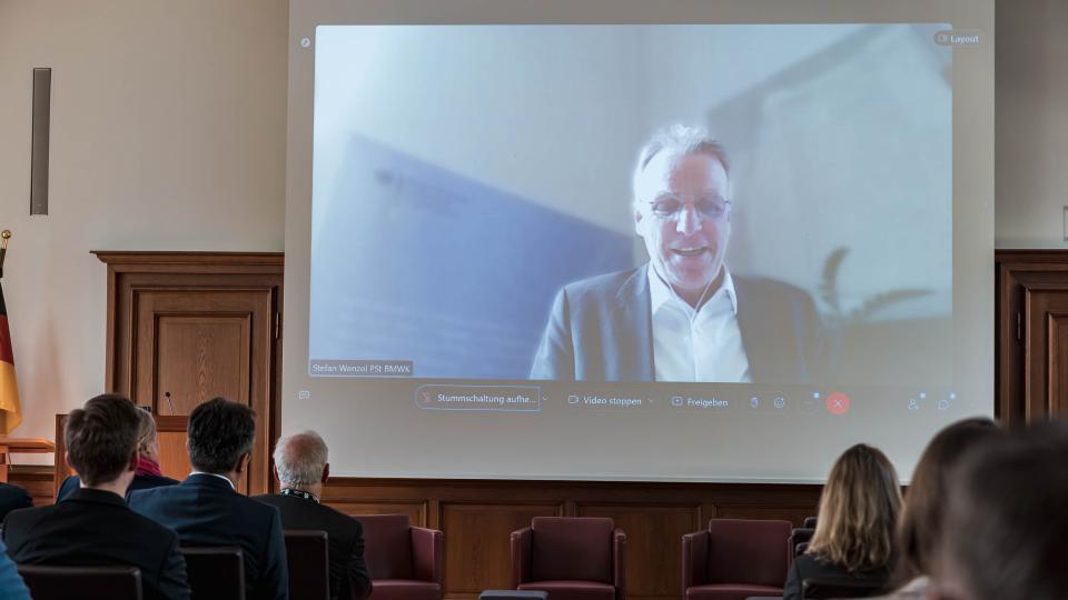 Der parlamentarische Staatssekretär Wenzel ist per Videokonferenz zugeschaltet.