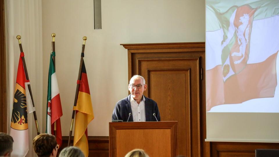 Abgebildet ist Herr Regierungspräsident Heinrich Böckelühr bei der Auftaktveranstaltung.