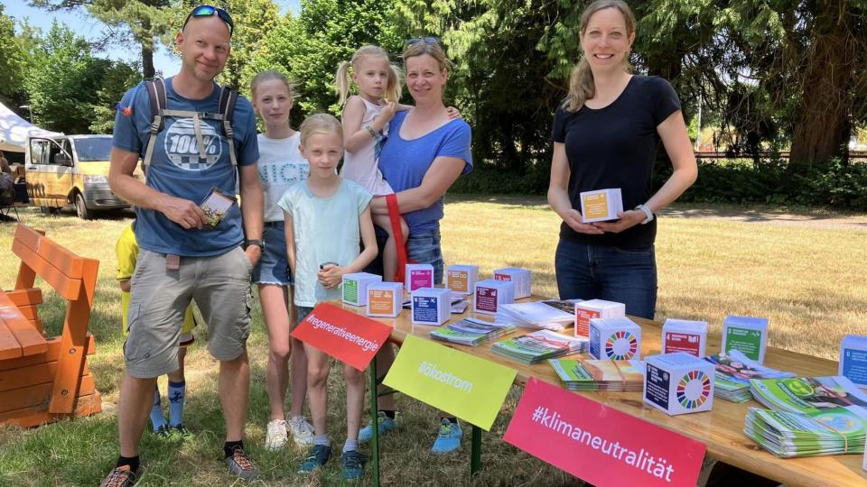 Campaignerin Yvonne Burkhardt (r.) mit ihrem Stand beim „Schlabberkappes“