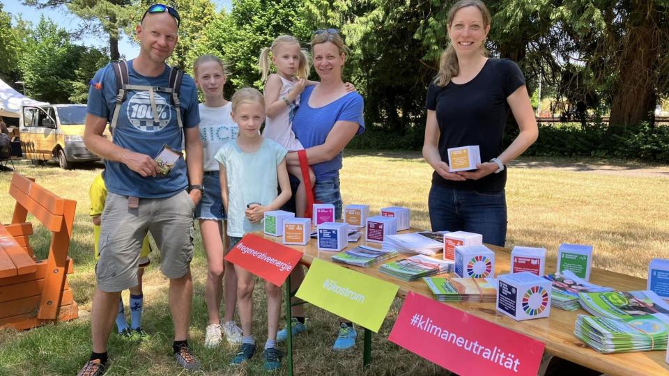 Campaignerin Yvonne Burkhardt (r.) mit ihrem Stand beim „Schlabberkappes“ 