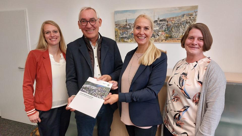 (v.l.n.r.): Vanessa Hilverling, Teamleiterin für den Wiederaufbau der kommunalen Infrastruktur bei der Bezirksregierung Arnsberg, Regierungspräsident Heinrich Böckelühr, Bürgermeisterin Dr. Katja Strauss-Köster, Maren Hessam, Hochwasserschutz und Gewässer/Technische Betriebe Herdecke