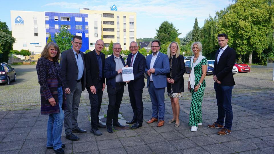 Übergabe des Förderbescheids am Lendringser Platz mit (v.l.) Heike Schulze (Planung und Bauordnung), Uwe Siemonsmeier (Stadtkämmerer), Jörg Müller (Baudezernent), Bürgermeister Dr. Roland Schröder, Regierungspräsident Heinrich Böckelühr, Matthias Eggers (MdL der CDU aus Menden), Henni Krabbe (Erste Beigeordnete) und Jan Peters (Dezernent Bereich Städtebauförderung Bezirksregierung Arnsberg)