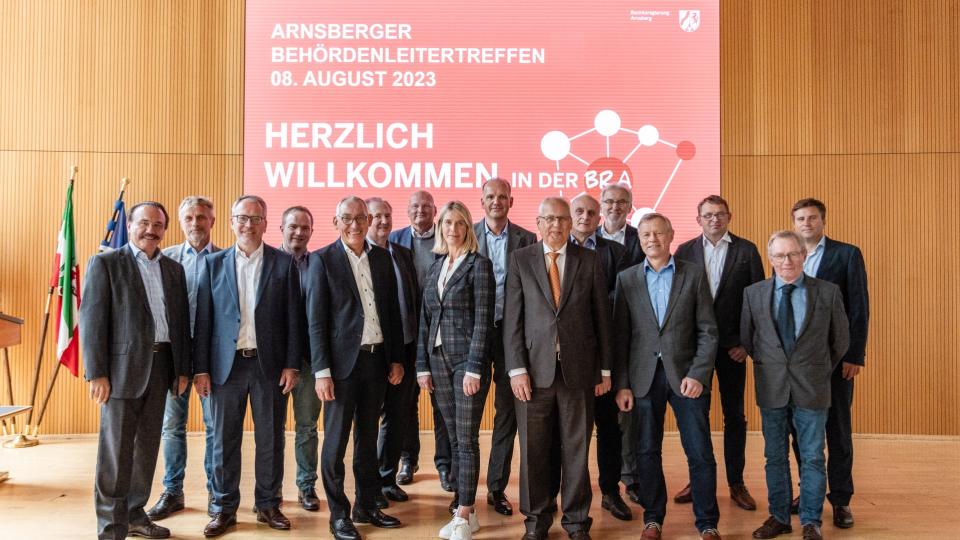 Gruppenfoto der Leiterinnen und Leiter der Arnsberger Behörden, Kammern und Verbände bei ihrem Treffen
