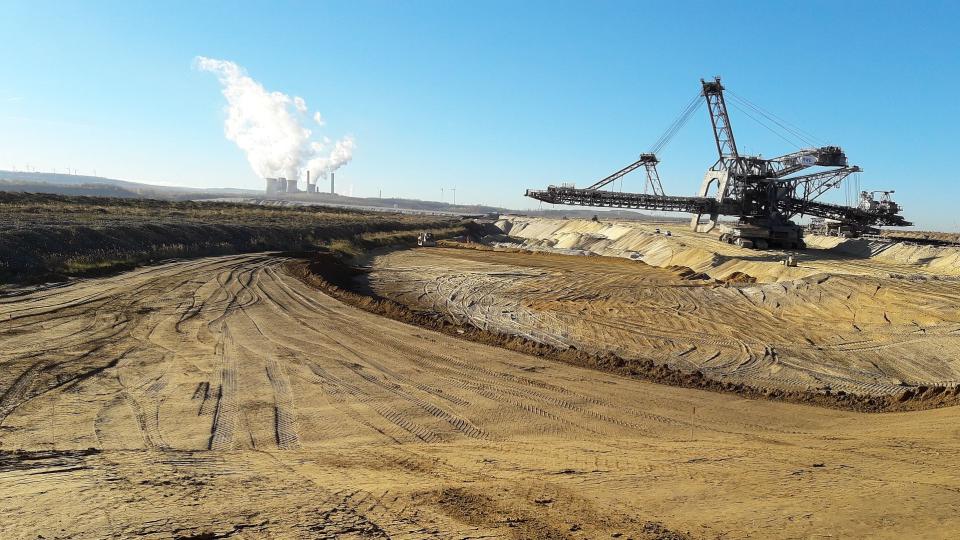 Bau der Flachwasserzone im Norden des Tagebaus Inden