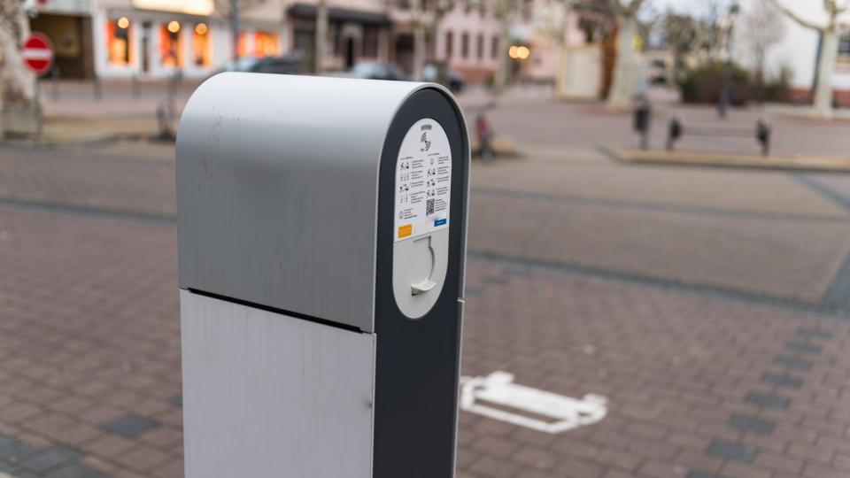 Ladesäule für Elektrofahrzeug auf öffentlichem Parkplatz