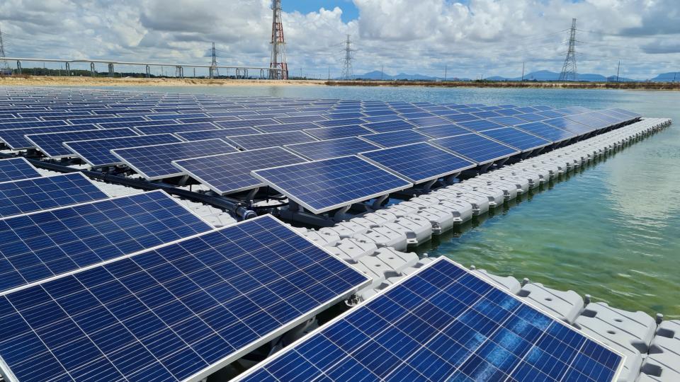 Auf dem Wasser schwimmendes Solarmodul als Solarzellenfarm