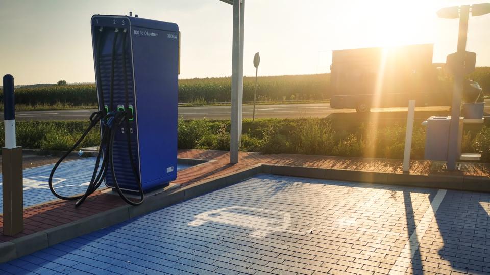 Eine Ladesäule neben einer Stellfläche für Fahrzeuge
